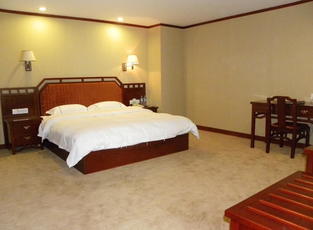 Цзыбо: Century Plaza Qidu Hotel