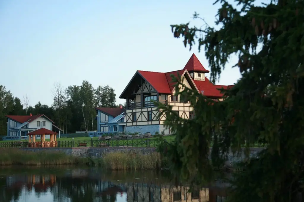 Высоцк: База отдыха Загородный клуб Пихтовое