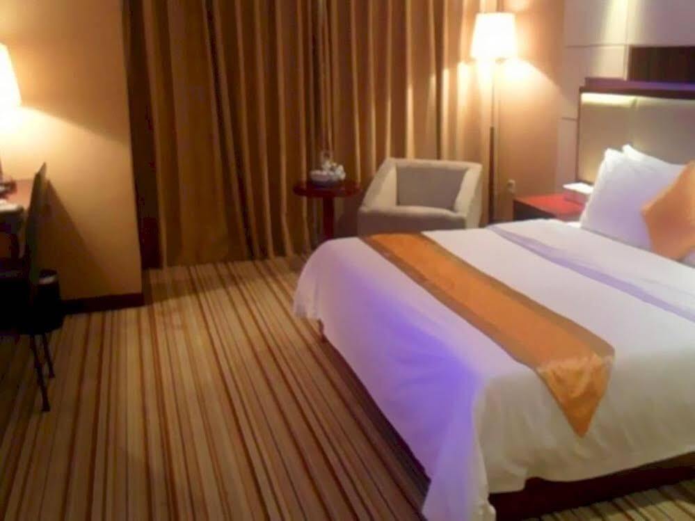 Чжуншань: Pingqian Fashion Business Hotel