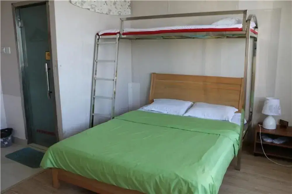 Циндао: Haibian Renjia Apartment