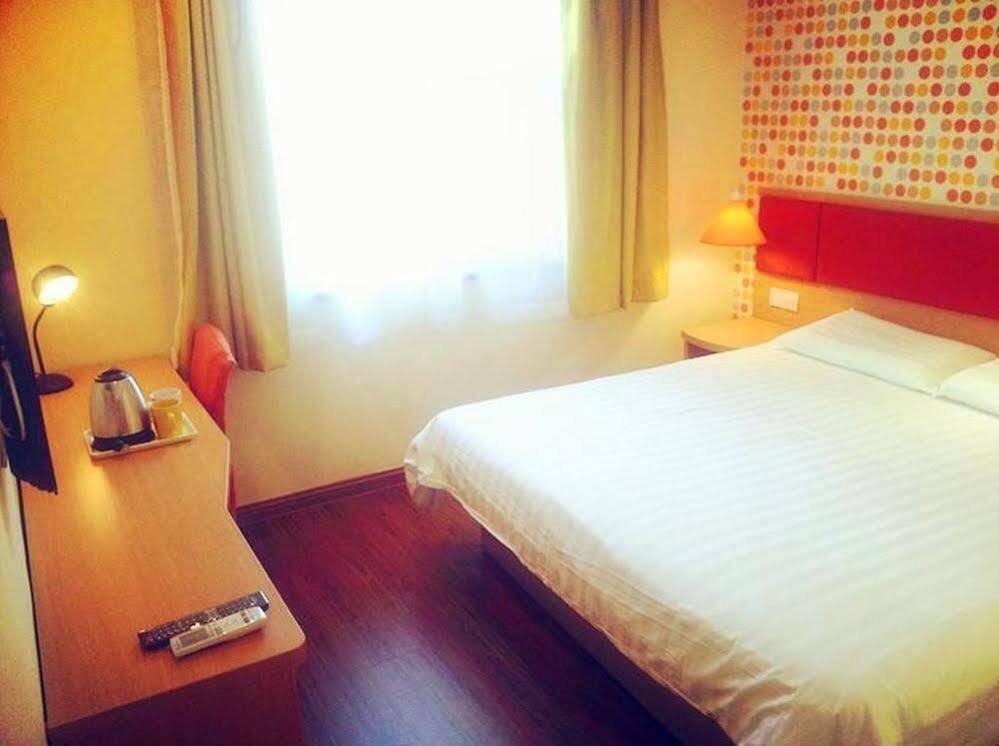 Циндао: Home Inn Qingdao Chongqing South Road Metro Branch