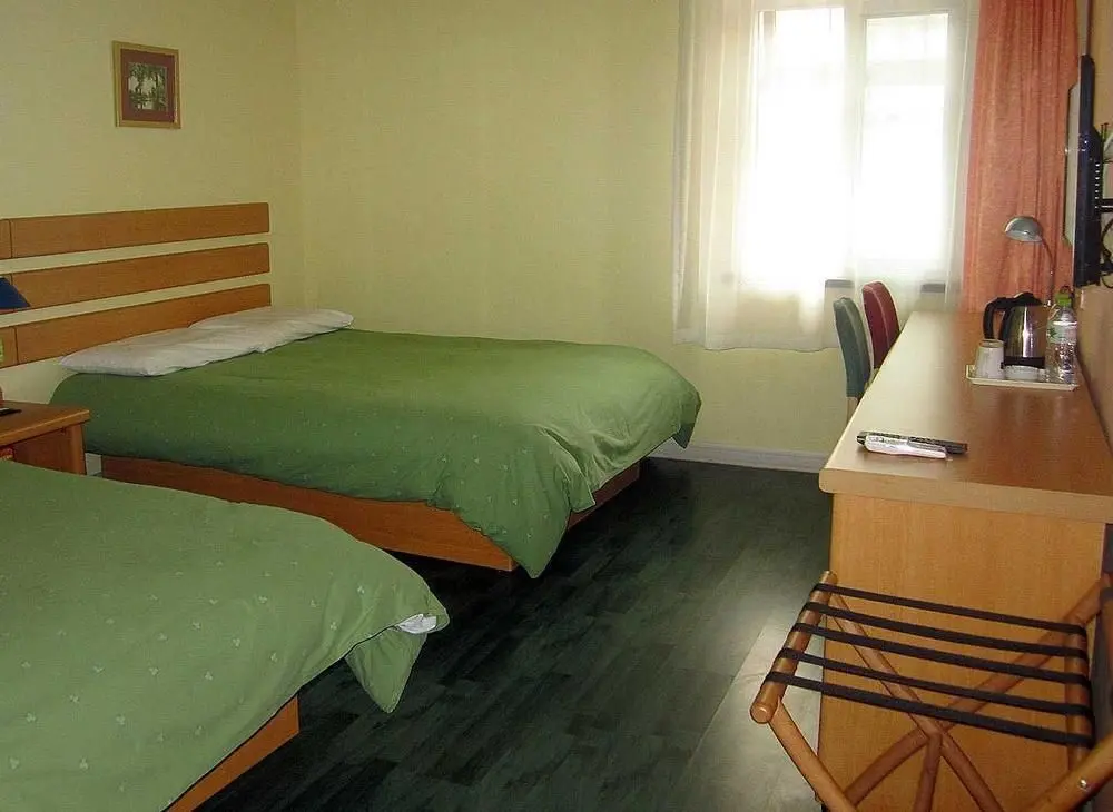 Циндао: Home Inn Qingdao Zhongshan Road Pichaiyuan