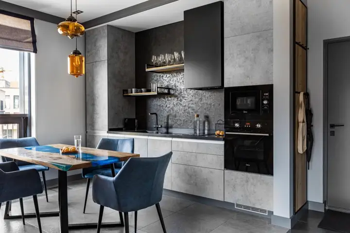 Сярьги: Leon Estate (Леон Эстейт) на проезде Спортивный 1