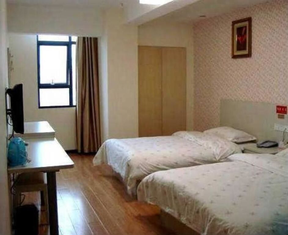Lily Holiday Hotel (Yichang East Railway Station Fujiuyuan Xintiandi Branch) — фото 1