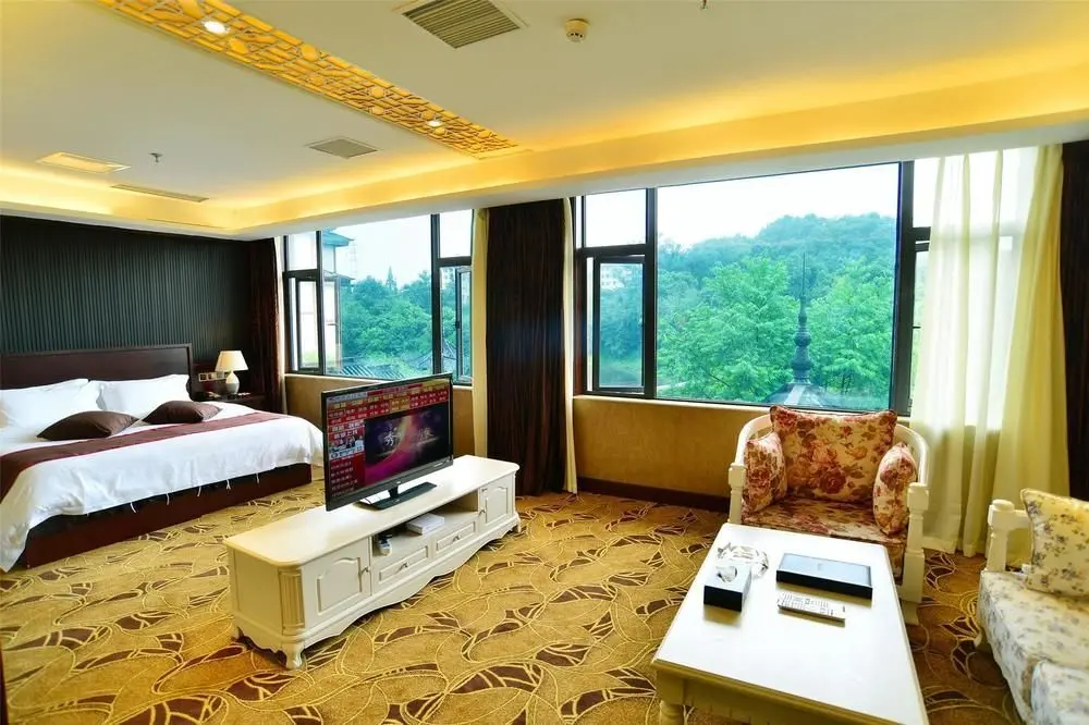 Лешан: Phoenix Lake Impression Emei Hotel