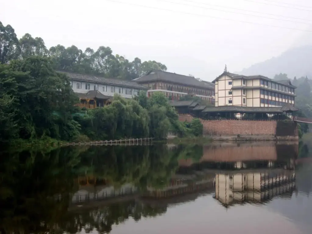 Лешан: Phoenix Lake Impression Emei Hotel
