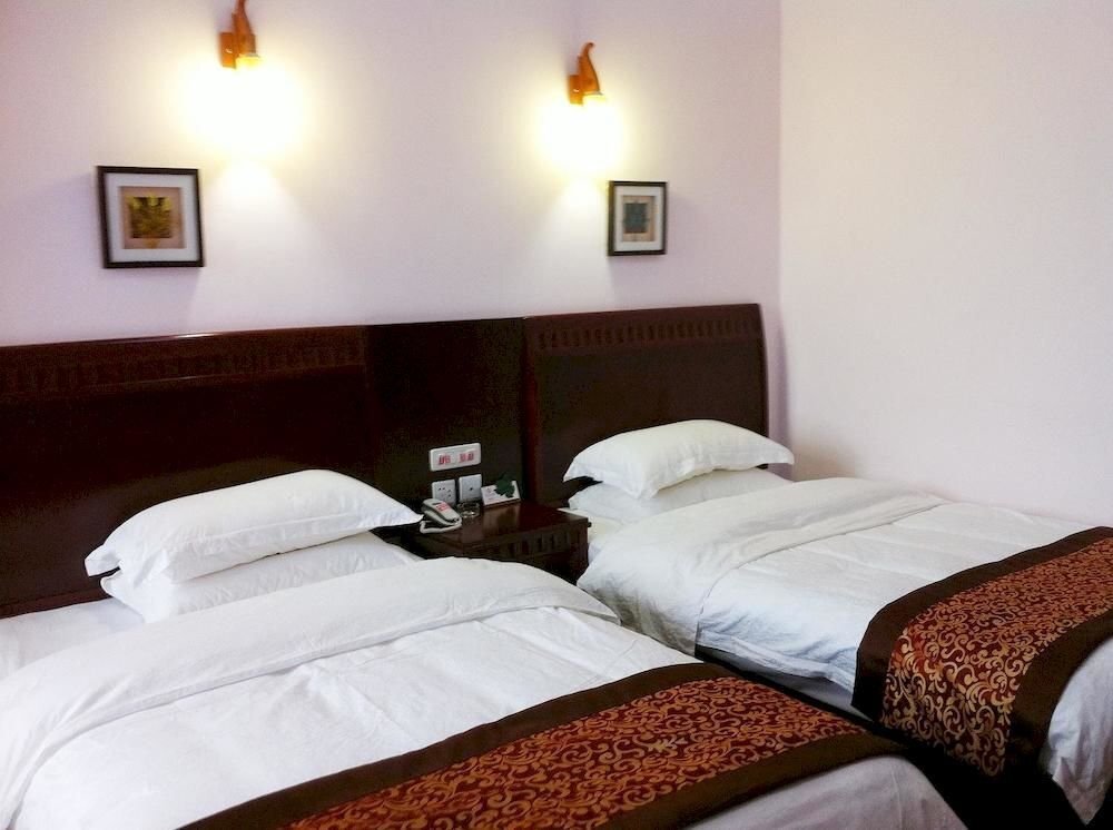 Фэньи: Qianglong Business Hotel - Maoxian