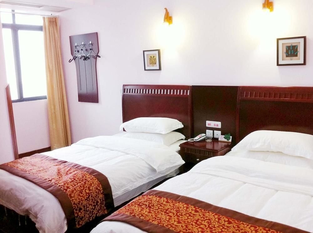 Фэньи: Qianglong Business Hotel - Maoxian