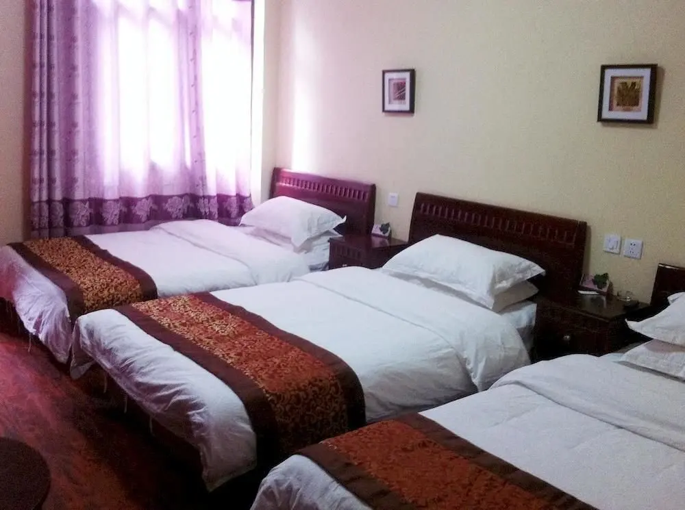 Фэньи: Qianglong Business Hotel - Maoxian