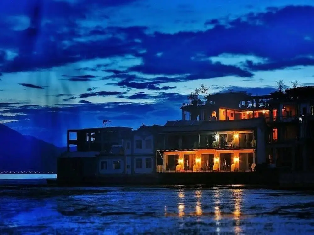 Дали: Dali Shuanglang Luna Seaview Hotel