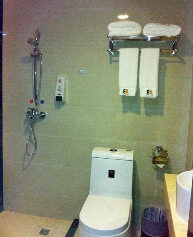 Шэньчжэнь: 8 Inns Shenzhen Lianhua Moutain