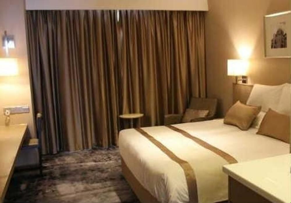 Шанхай: Shanghai Xujiahui 80,000 Stadium Quli Hotel