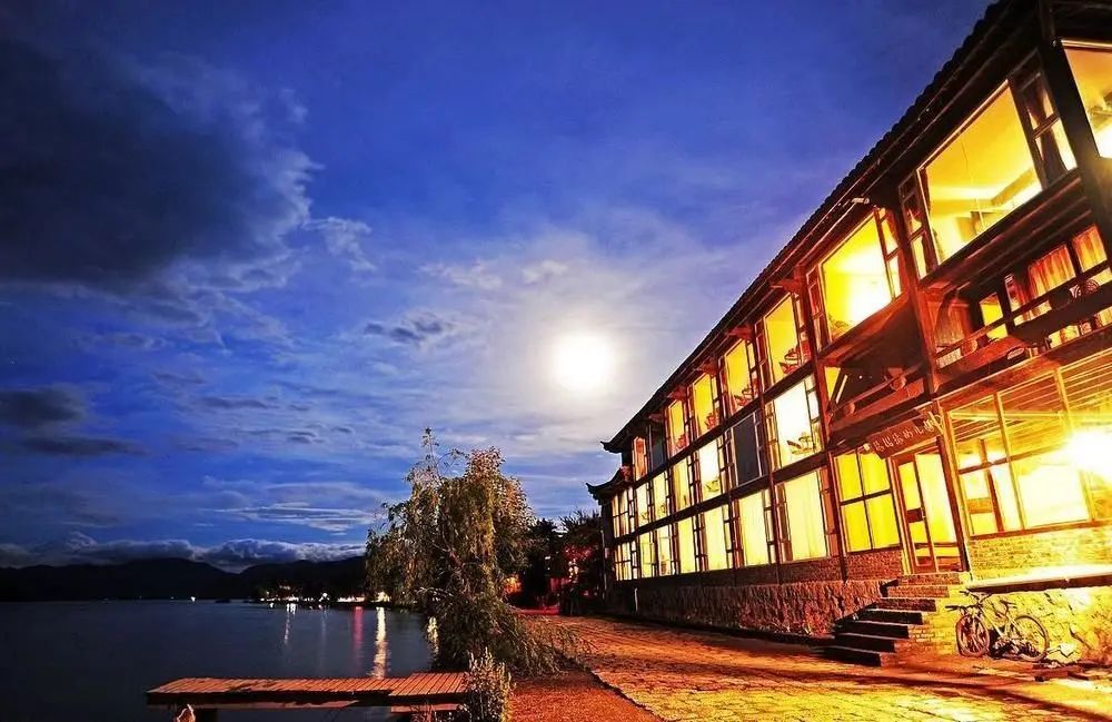 Лицзян: Lijiang Lugu Lake Nv'er Garden Hotel