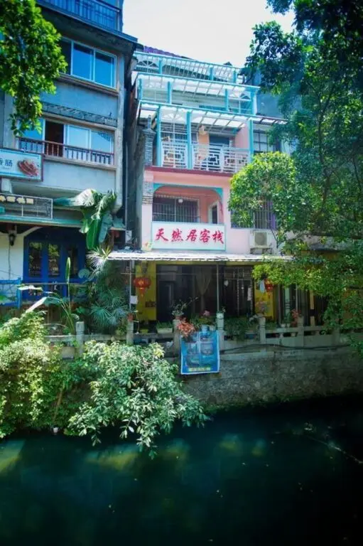 Яншо: Yangshuo Xijie Tianranju Hotel