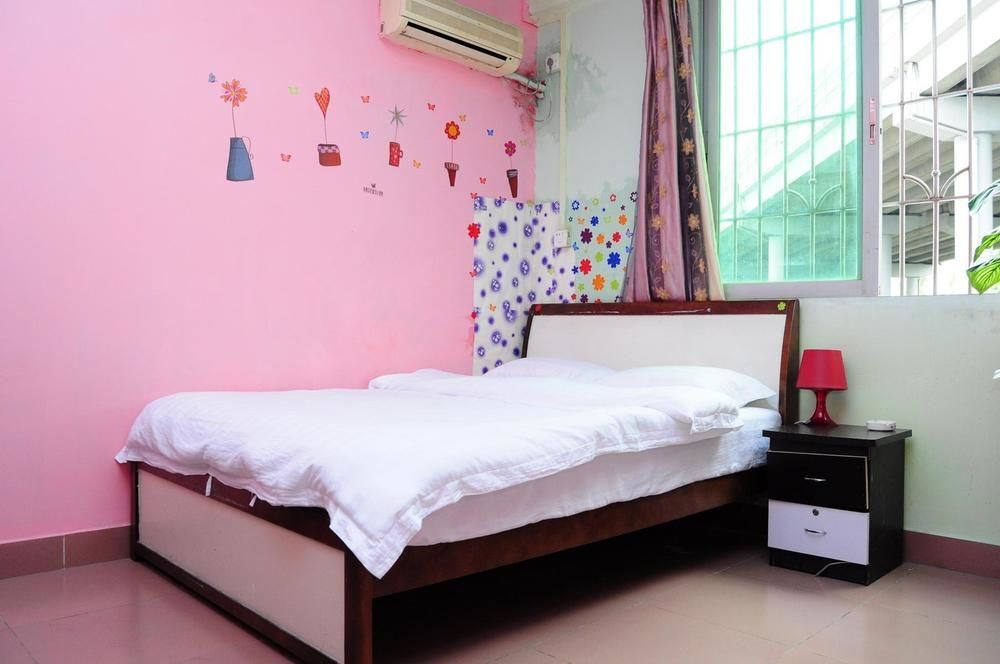 Гуанчжоу: Guangzhou 18 Years Old Apartment