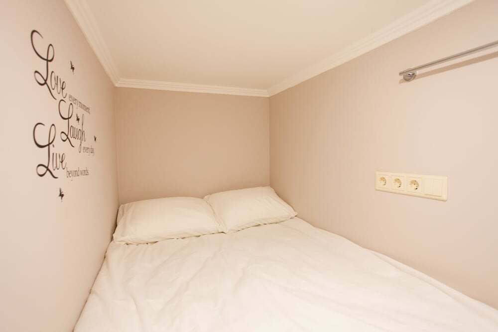 Москва: Capsule Hotel InterQUBE Chistye Prudy