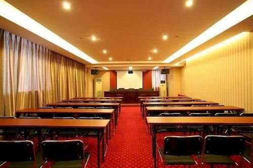 Бенгбу: Mingdu Junyue Business Hotel