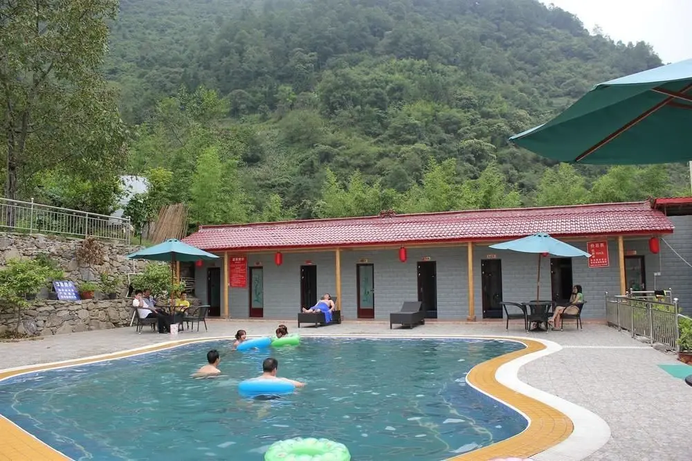 Мокси: Hailuogou Yijiawenquan Hotel