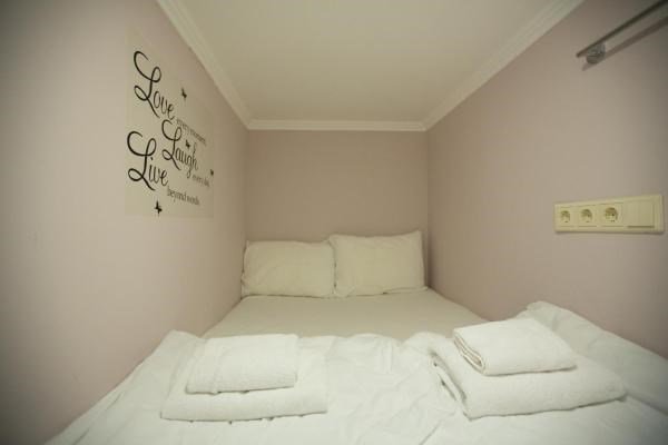 Москва: Kapsul'nyj otel' INTERKUB Chistye Prudy