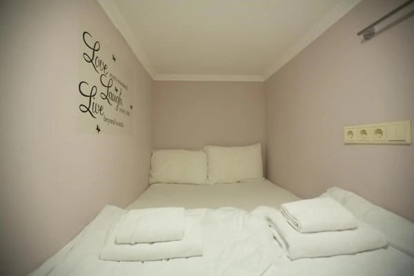 Москва: Kapsul'nyj otel' INTERKUB Chistye Prudy