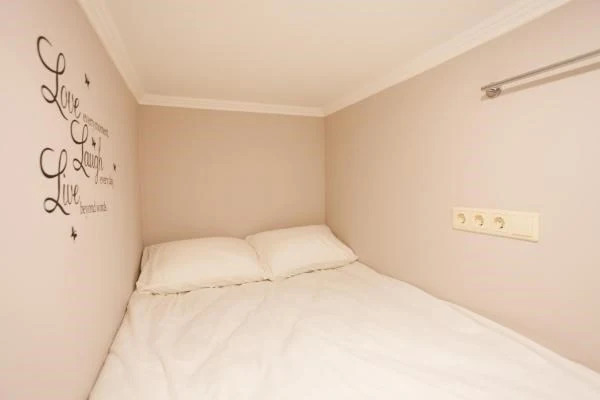 Москва: Kapsul'nyj otel' INTERKUB Chistye Prudy