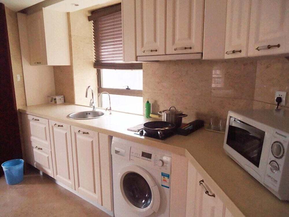 Шанхай: Jing'an Ziyuan Apartment