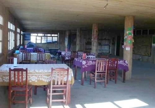 Дечен: Diyijia Inn
