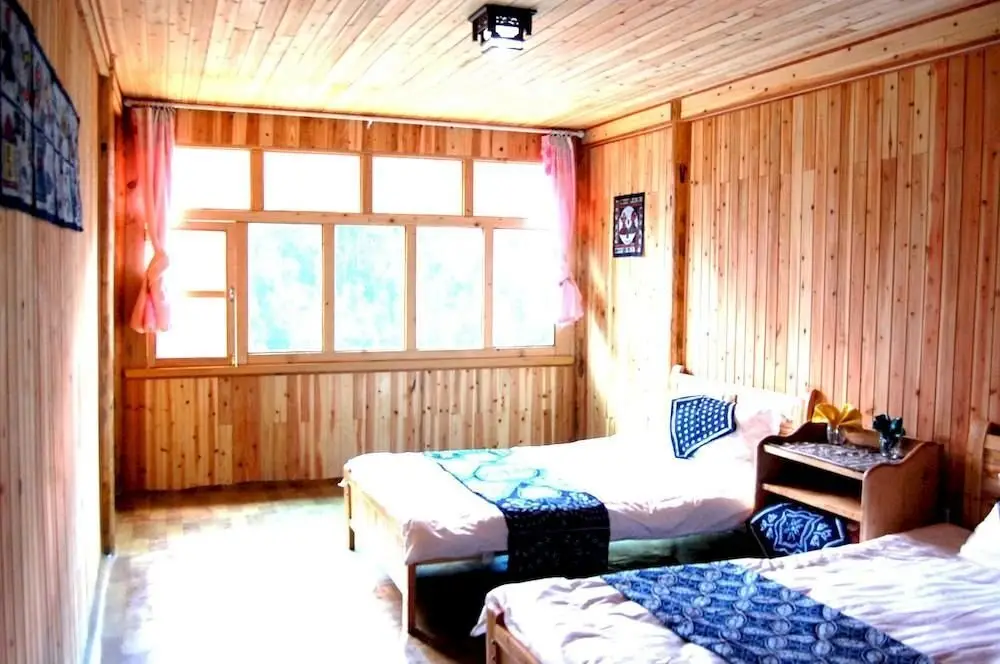 Дечен: Diyijia Inn