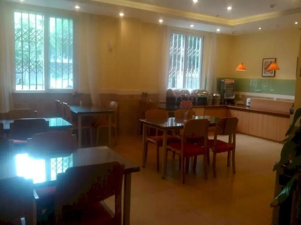 Лешан: Home Inn Neo Leshan New Plaza Jiaxing Road Food Street