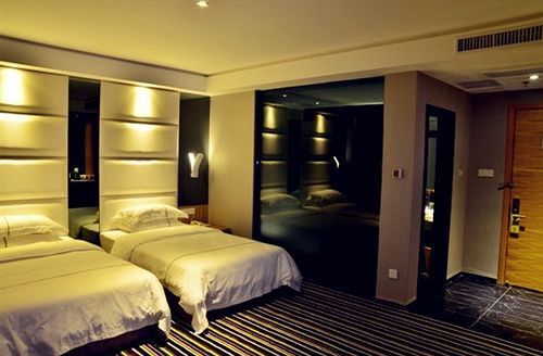 Фошань: Yilai Hotel (Foshan Dali Fengchi aluminum market store)