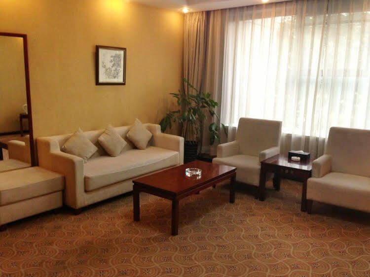 Пекин: Beijing Daxing Dragon Phoenix Hotel