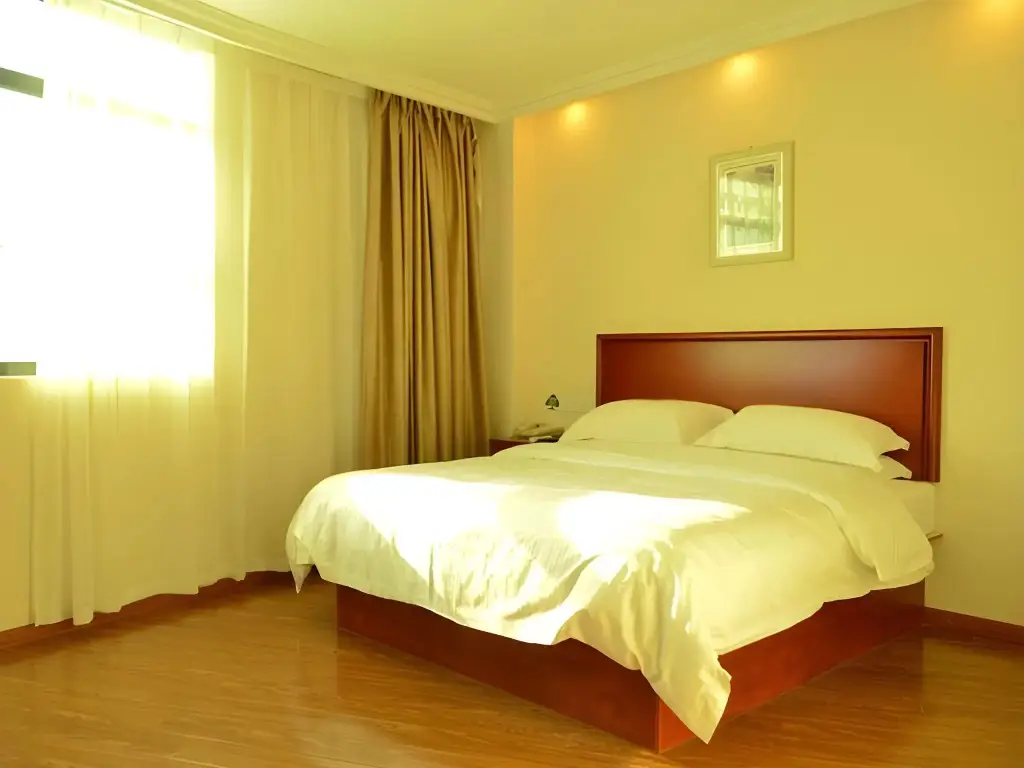 Циндао: GreenTree Inn Qingdao Jiaozhou Bus Terminal Station Haier Avenue Express Hotel