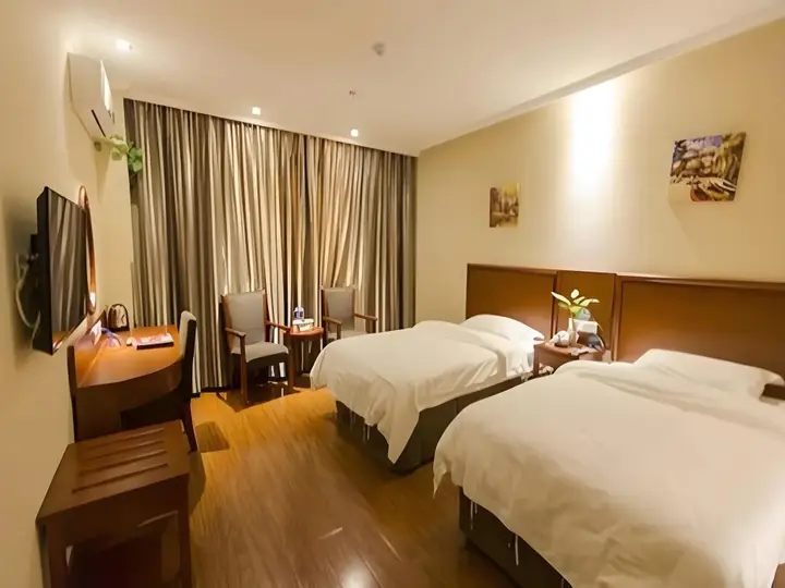 Циндао: GreenTree Inn Qingdao Jiaozhou Bus Terminal Station Haier Avenue Express Hotel