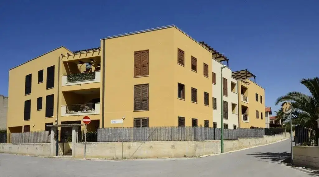 Линьи: Labour Building Commercial Hotel