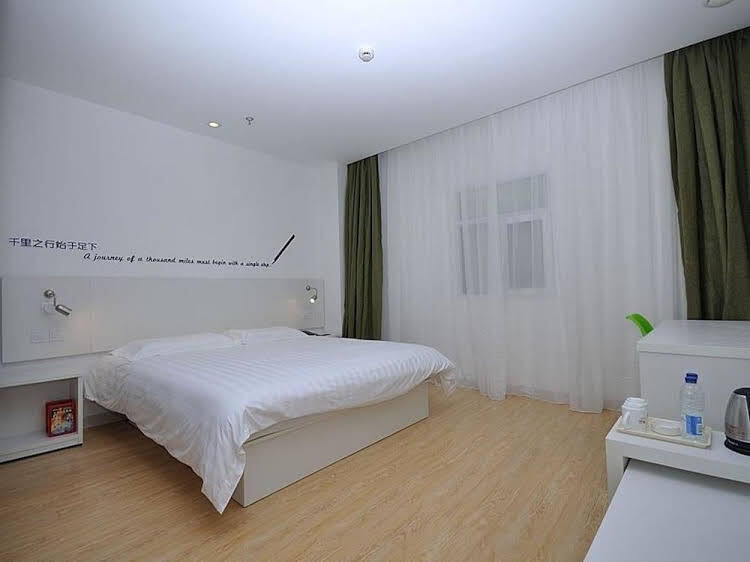 Motel168 New Jing Qiao Road Inn — фото 1