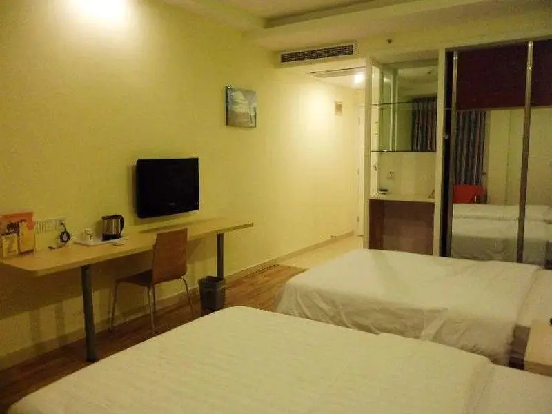 7 Days Inn North Of Waitan — фото 1