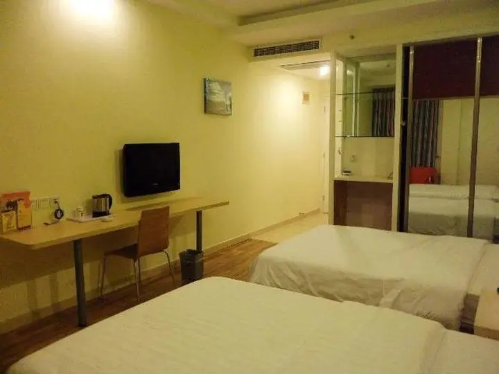 Шанхай: 7 Days Inn North Of Waitan