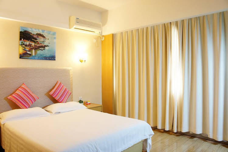 Нинбо: Super 8 by Wyndham Ningbo Meihe