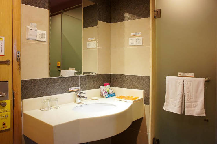Нинбо: Super 8 by Wyndham Ningbo Meihe