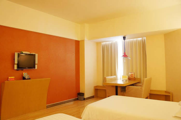 Нинбо: Super 8 by Wyndham Ningbo Meihe