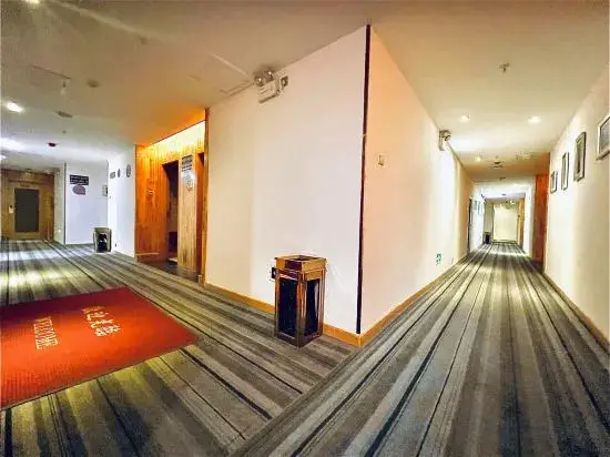 Чжанцзяцзе: Super 8 by Wyndham Zhangjiajie Railway Station Square