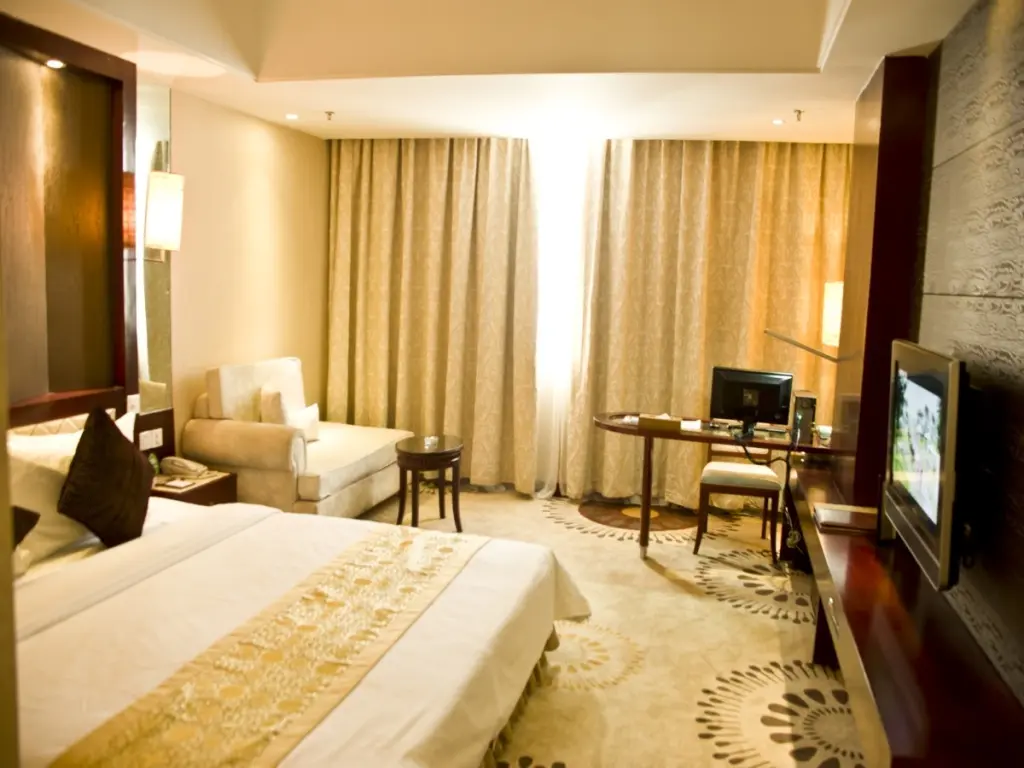 Корла: The Garden Hotel