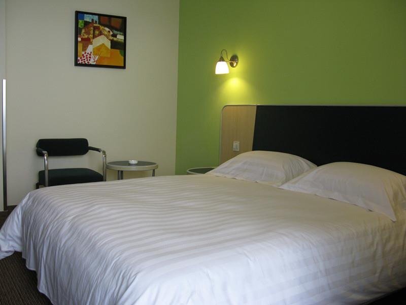 Motel168 Wu Chang Railway Station Inn — фото 1