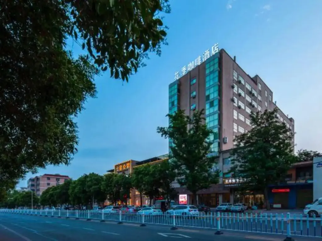 Цзяочжоу: Jiaozuo flower season coffee Hotel (Rose Park store)
