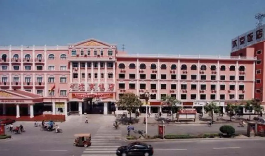 Songchao Bianjing Hotel (Kaifeng Drum Tower Square) — фото 1