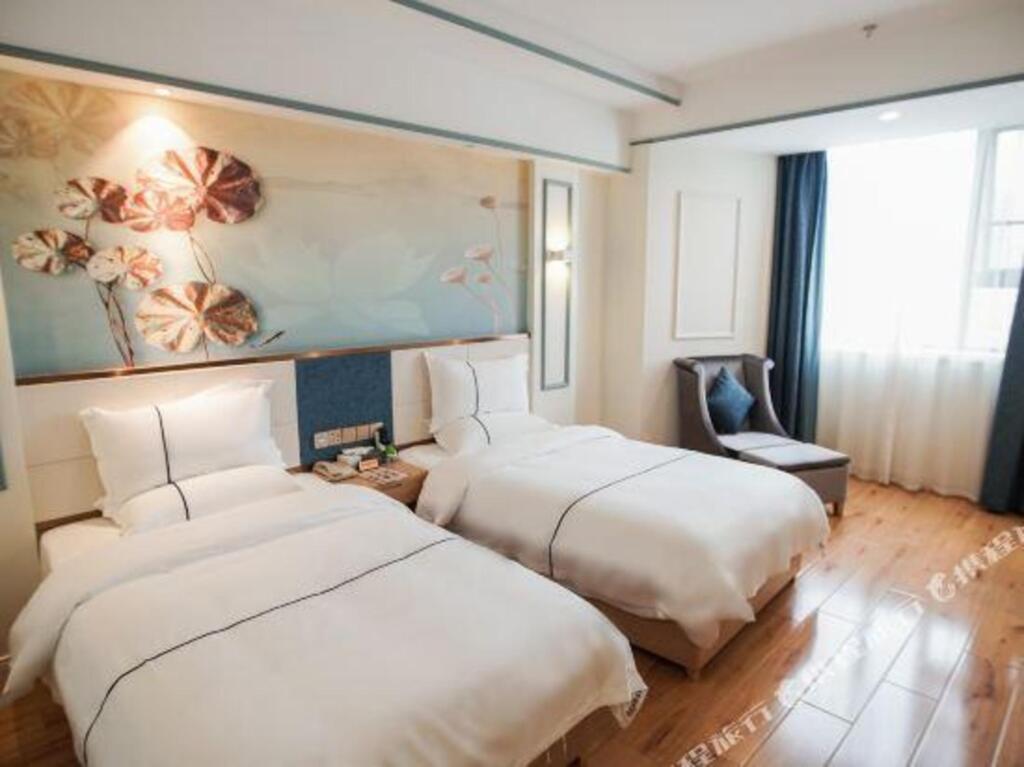 Huayang Fashion Holiday Grand Hotel (Chengdu Nanhu Park) — фото 1