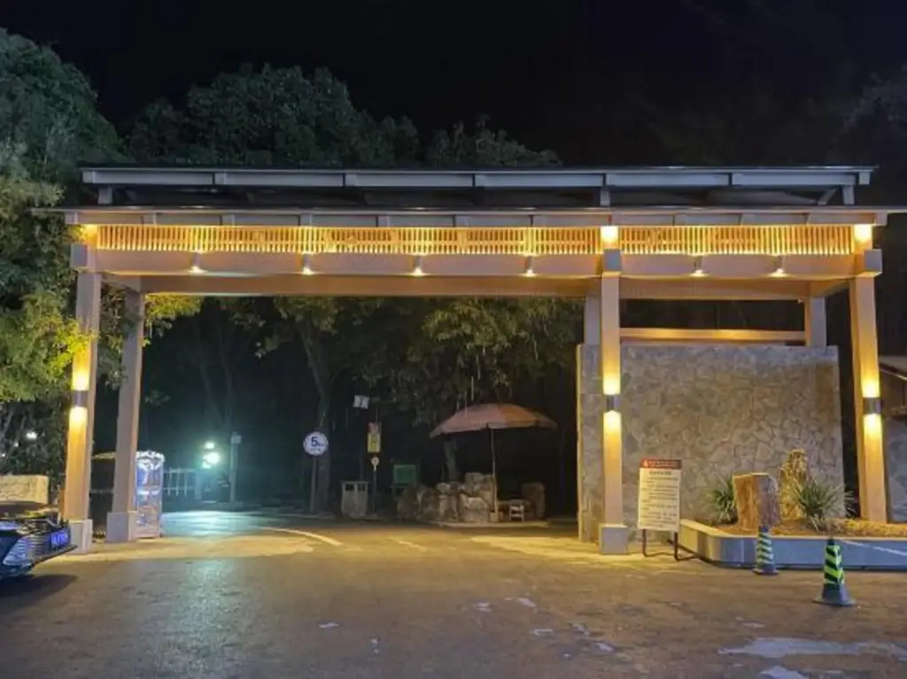 Чунцин: Chongqing White-collars East Hotspring Hotel
