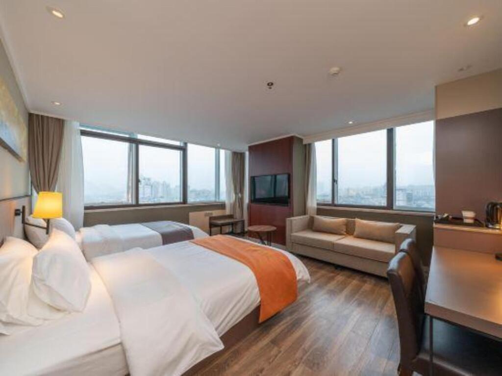 Гуйлинь: Homeinn Plus Hotel (Guilin Railway Station Xiangbishan Park)