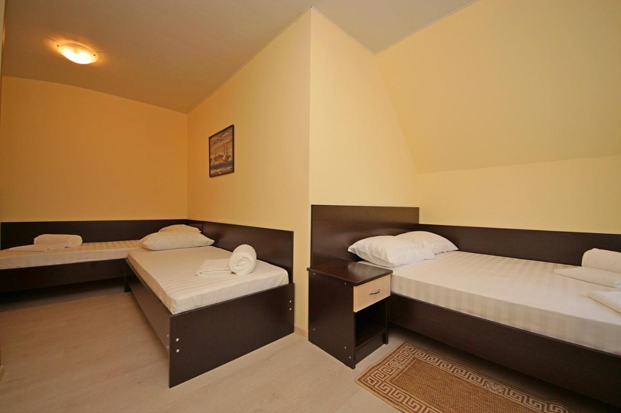 Витязево: Guest House Stariy Dvorik