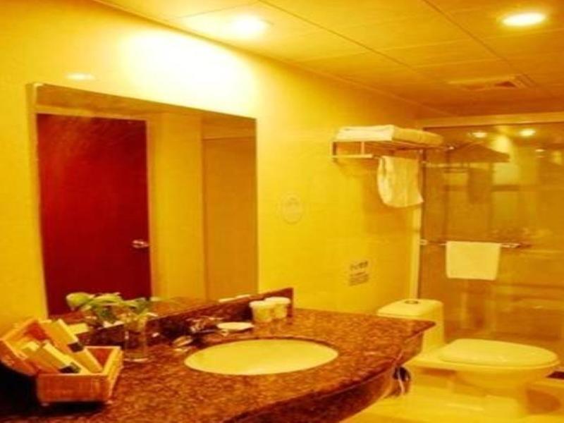 Шанхай: GreenTree Inn ShangHai PuDong New District TangQiao Metro Station Express Hotel